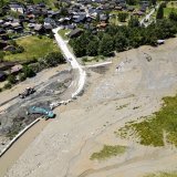 Des ouvriers travaillent sur la coulée de lave torrentielle provenant du torrent du Fregnoley, le jeudi 4 juillet 2024 à Champsec.